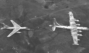 420th AREFS 47-0170 refuels RB-66