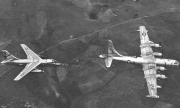 420th AREFS 47-0170 refuels RB-66