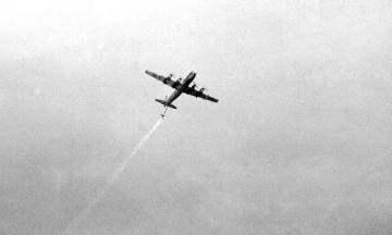 420th AREFS KB-29 Dumping fuel