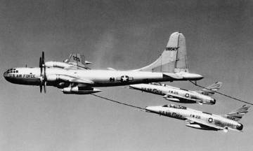 421st AREFS 48-0047 refuels F-100