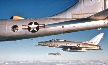 427th AREFS 0-10450 refuels F-100
